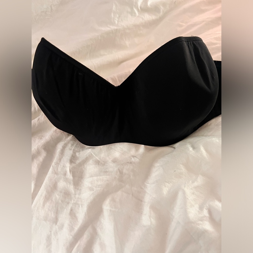 Black strapless bra. 40dd. Le Mystère